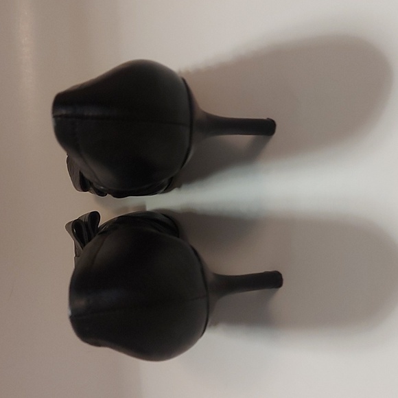 Tahari leather heels/ pumps with a bow - Picture 2 of 5